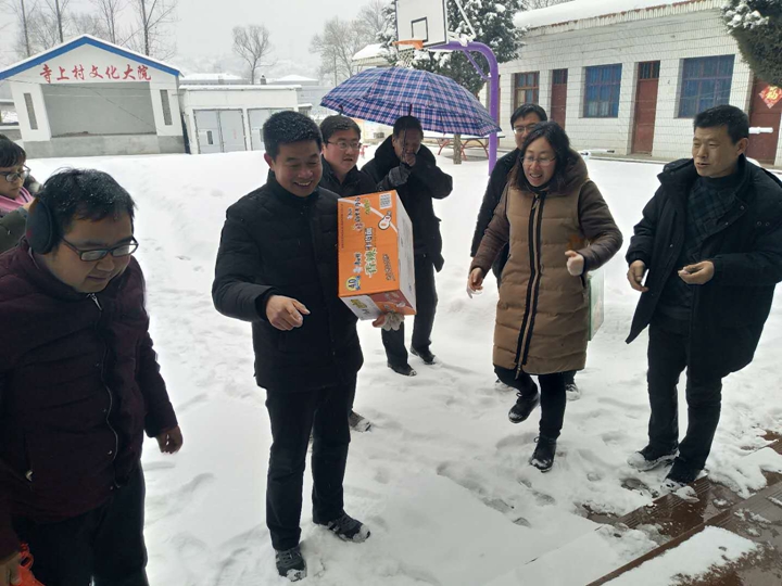 横涧乡党委书记李敏霞、乡长任丰冒雪看望市卫计委驻村工作队、第一书记 .jpg