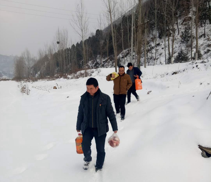 大雪封路，徐家湾乡书记，镇长，包村领导到徐庄村慰问第一书记和驻村工作队.jpg