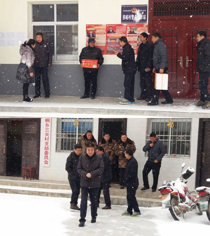 木桐乡党委书记魏海峰、乡长张建忠，冒着大雪看望市水资源管理处和县委组织部驻村工作队.jpg