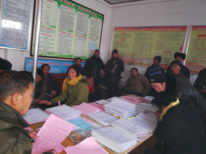 杜关镇桑树沟村驻村第一书记、工作队和村两委大雪天集中农户宣讲扶贫政策.jpg
