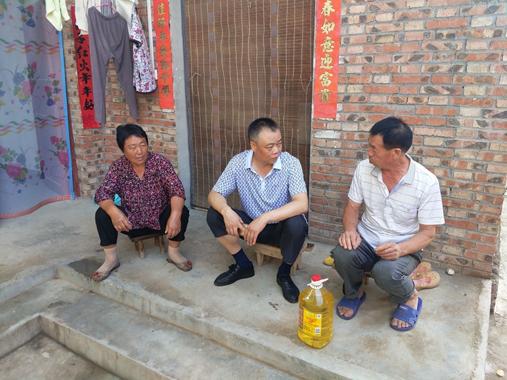 6月26日下午朱玉章进村入户询问王贵峰病情.jpg